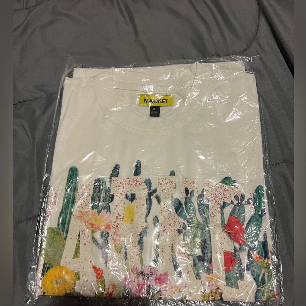 New W/tags Market tee.